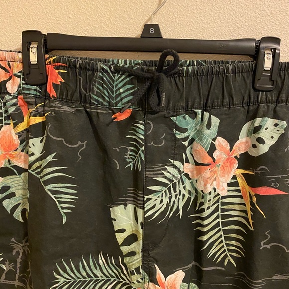 ⭐️H&M | Drawstring Waist Botanical Print Shorts - Picture 2 of 7